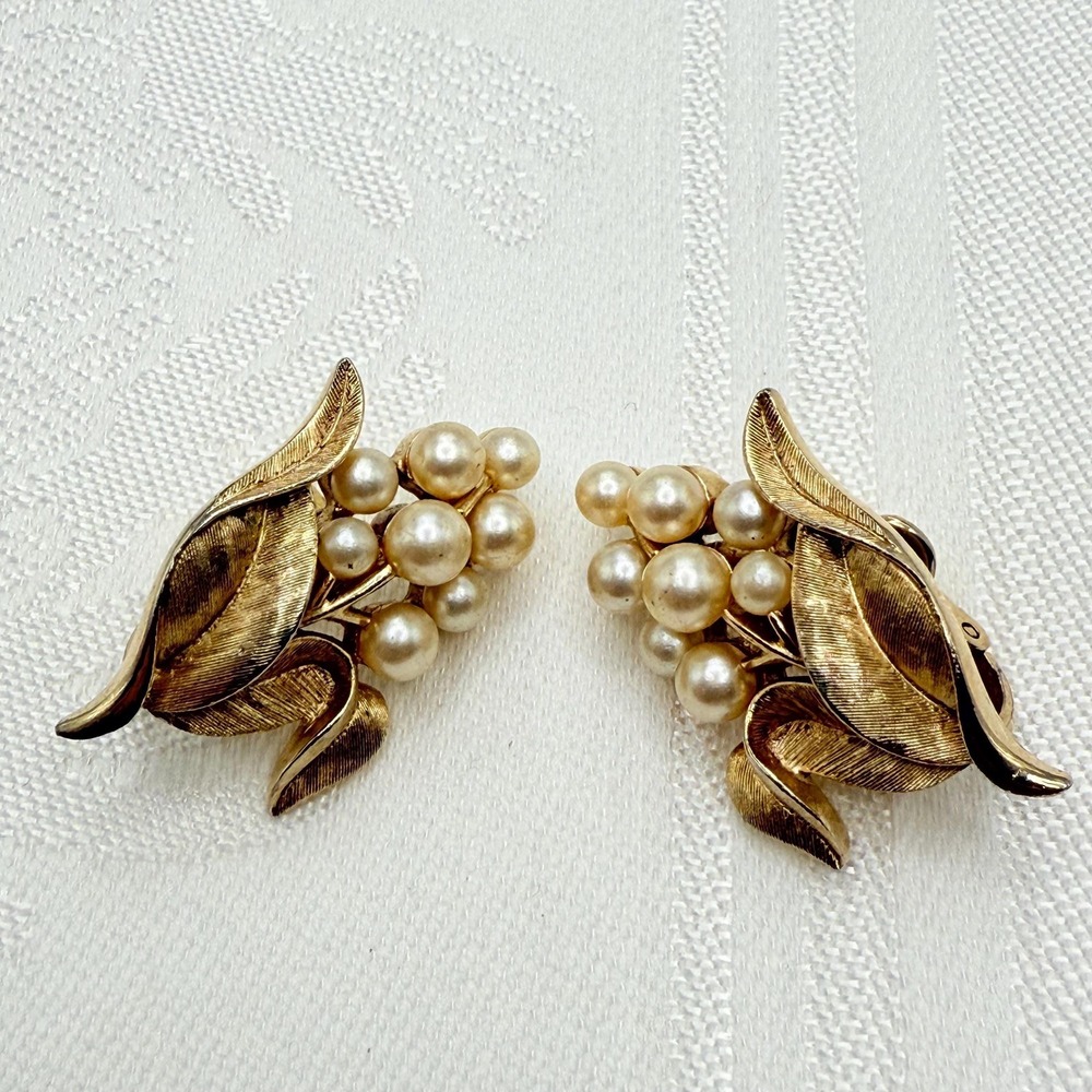 Vintage CROWN TRIFARI Gold Tone Faux Pearls Leaves Cluster Clip-On Earrings